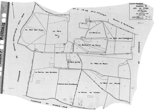 FLEURY-MEROGIS.- Cadastre révisé pour 1933 : plan du tableau d'assemblage , plans de la section A les Bois de Chaqueux, section C le Village 1ère feuille, idem 2ème feuille ; cadastre révisé pour 1933 mis à jour pour 1972 : plan de la section A les Bois d